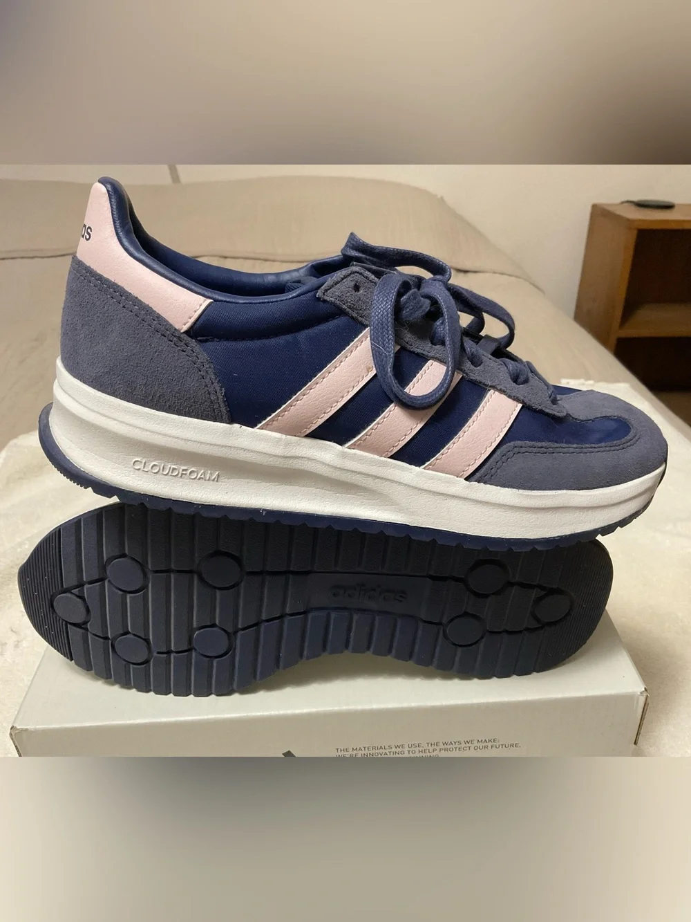 Women’s 7.5 Adidas Run 72
